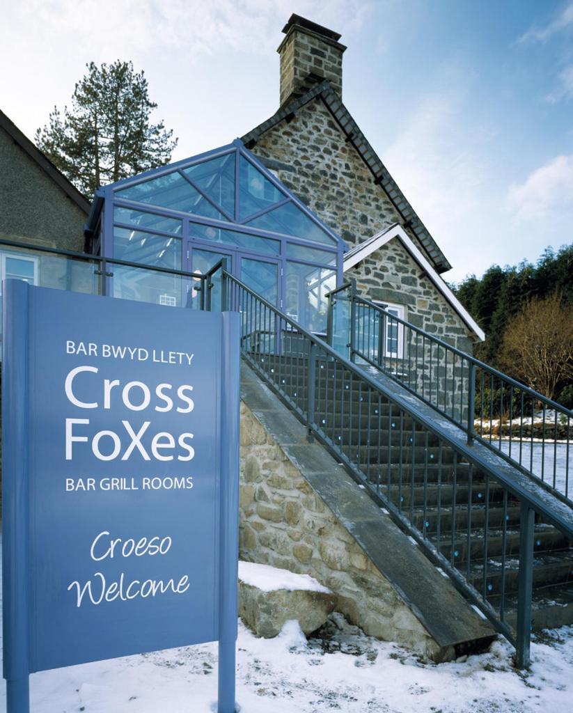 Cross Foxes - Bar Grill Rooms Dolgellau Exterior photo