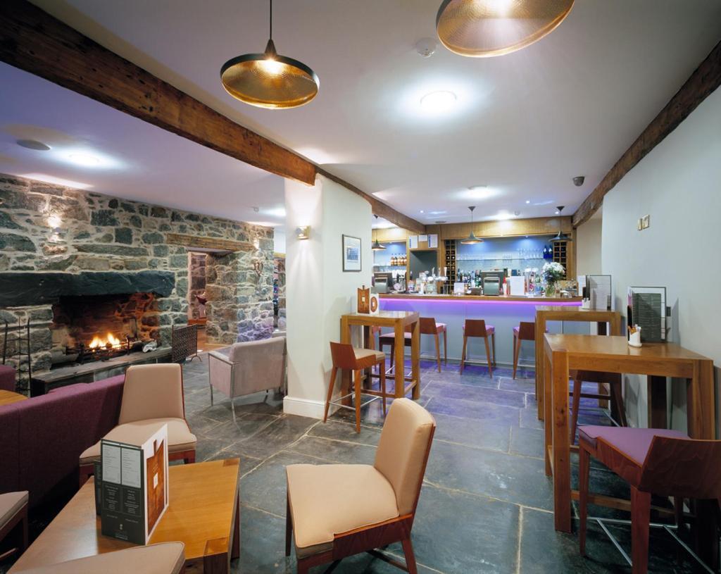 Cross Foxes - Bar Grill Rooms Dolgellau Exterior photo