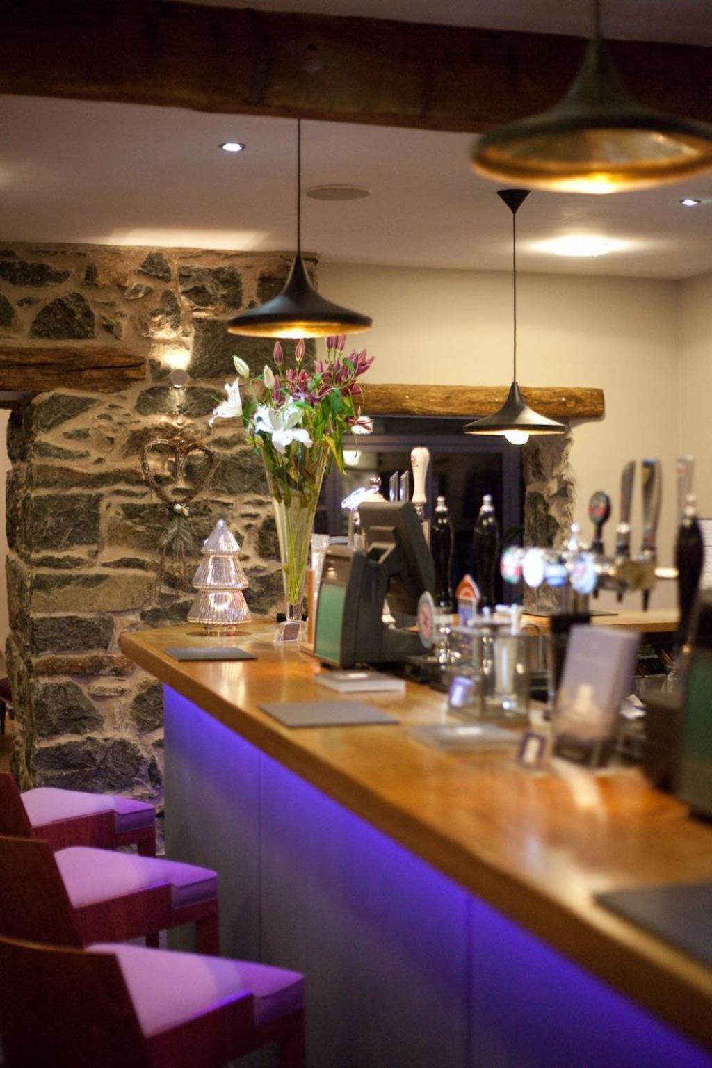 Cross Foxes - Bar Grill Rooms Dolgellau Exterior photo