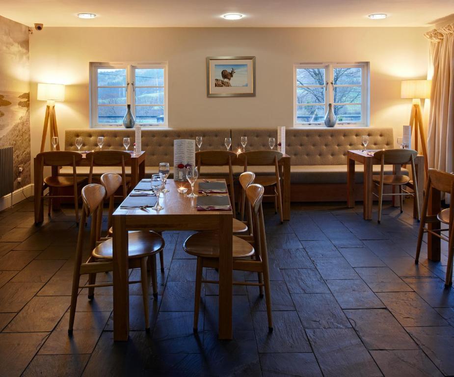 Cross Foxes - Bar Grill Rooms Dolgellau Exterior photo