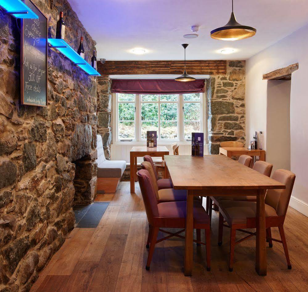 Cross Foxes - Bar Grill Rooms Dolgellau Exterior photo