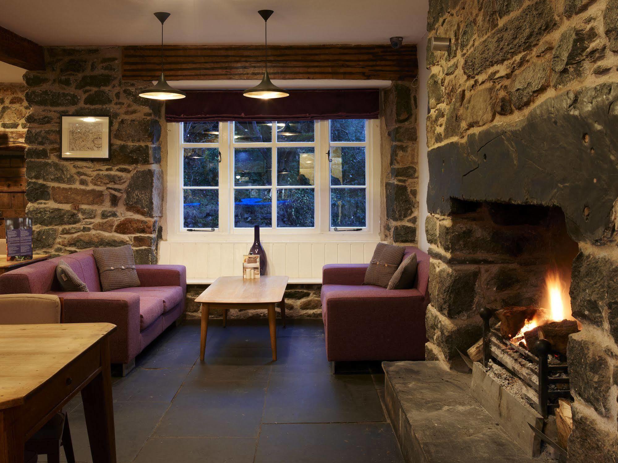 Cross Foxes - Bar Grill Rooms Dolgellau Exterior photo