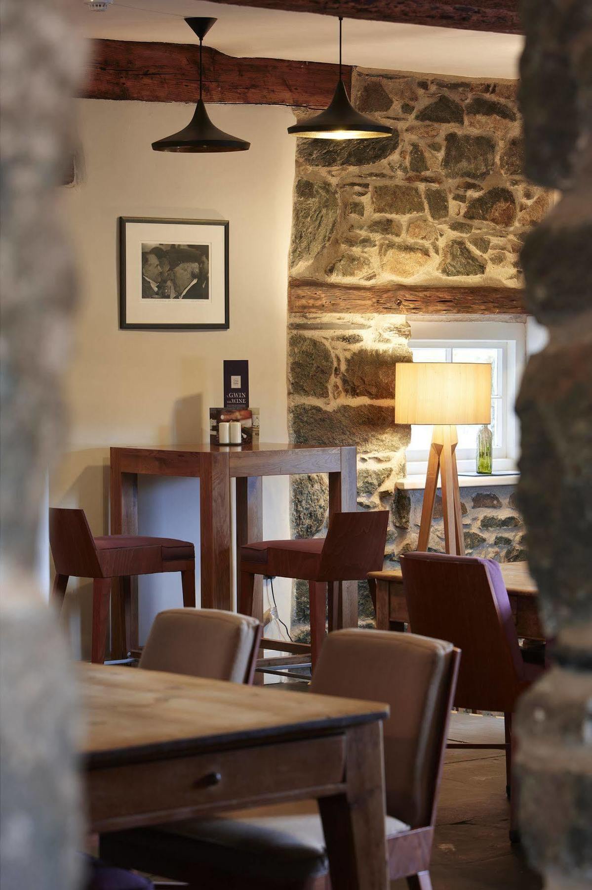 Cross Foxes - Bar Grill Rooms Dolgellau Exterior photo