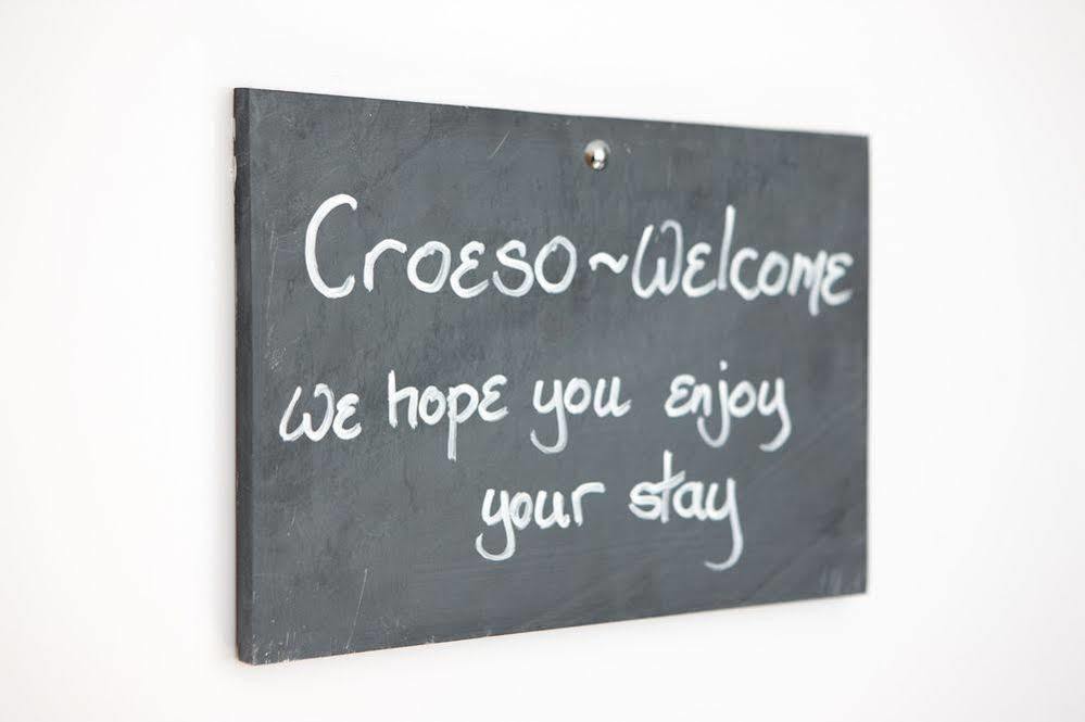 Cross Foxes - Bar Grill Rooms Dolgellau Exterior photo
